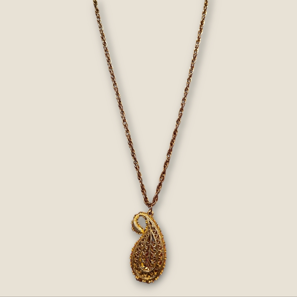 Perfume pendant vintage unsigned beauty. Opens with spring hinge. Gold tone.
